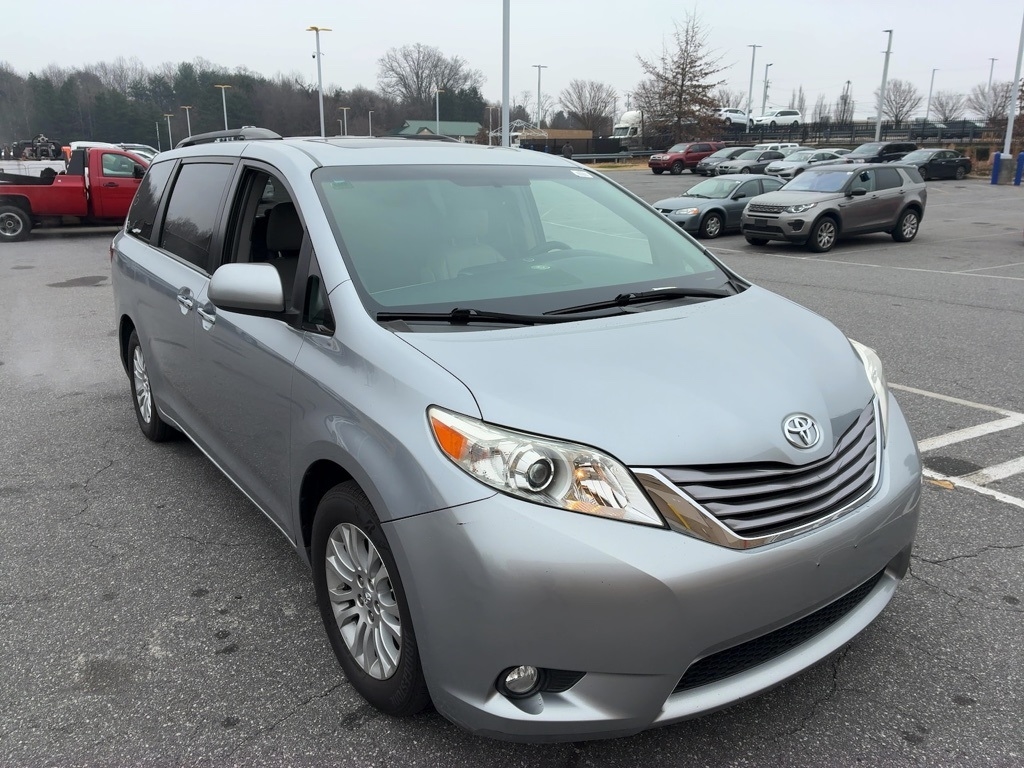 Toyota Sienna XLE Auto Access Seat FWD 7-Passenger (Natl) 2017