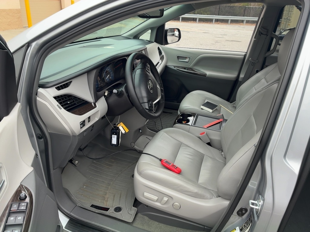 Toyota Sienna XLE Auto Access Seat FWD 7-Passenger (Natl) 2017