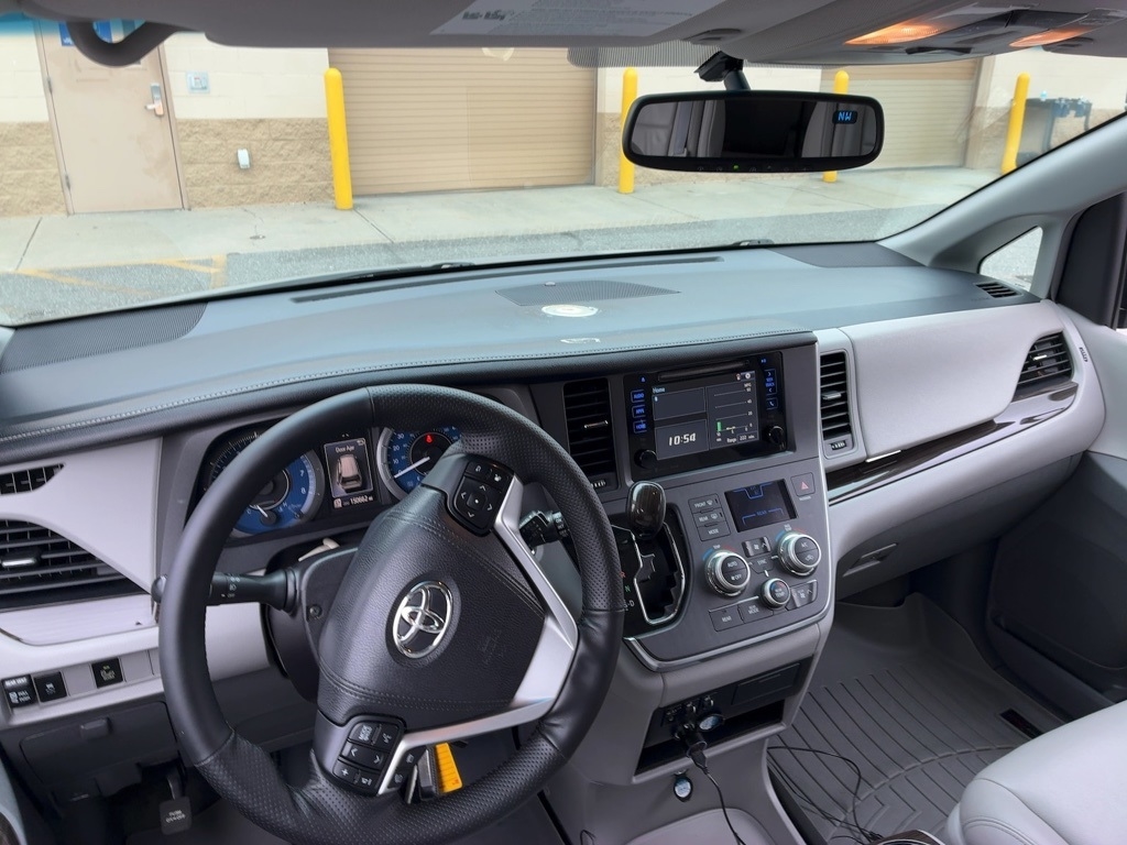 Toyota Sienna XLE Auto Access Seat FWD 7-Passenger (Natl) 2017