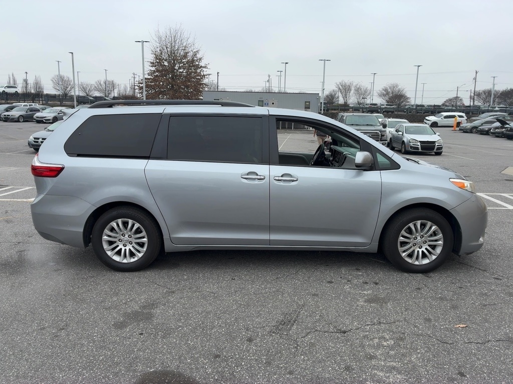Toyota Sienna XLE Auto Access Seat FWD 7-Passenger (Natl) 2017