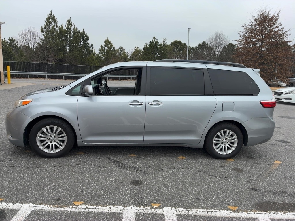 Toyota Sienna XLE Auto Access Seat FWD 7-Passenger (Natl) 2017