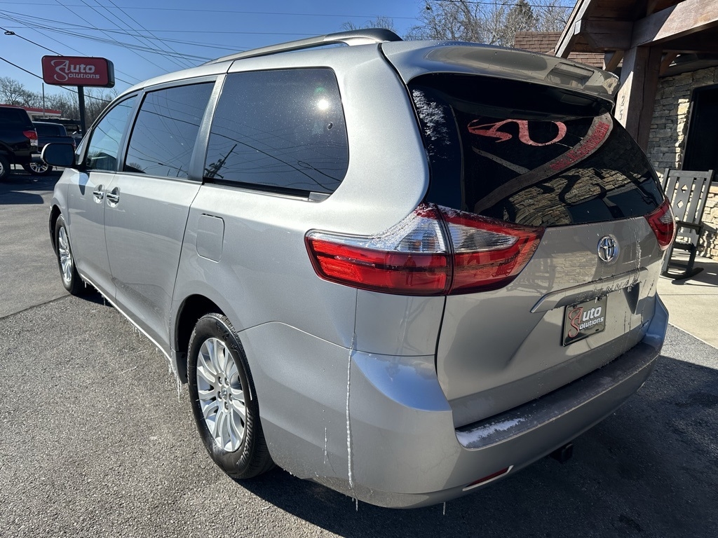 Toyota Sienna XLE Auto Access Seat FWD 7-Passenger (Natl) 2017