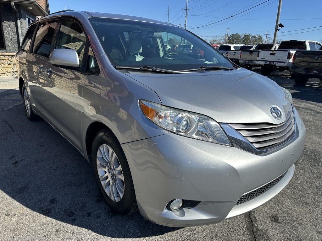 Toyota Sienna XLE Auto Access Seat FWD 7-Passenger (Natl) 2017