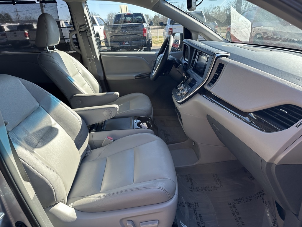 Toyota Sienna XLE Auto Access Seat FWD 7-Passenger (Natl) 2017
