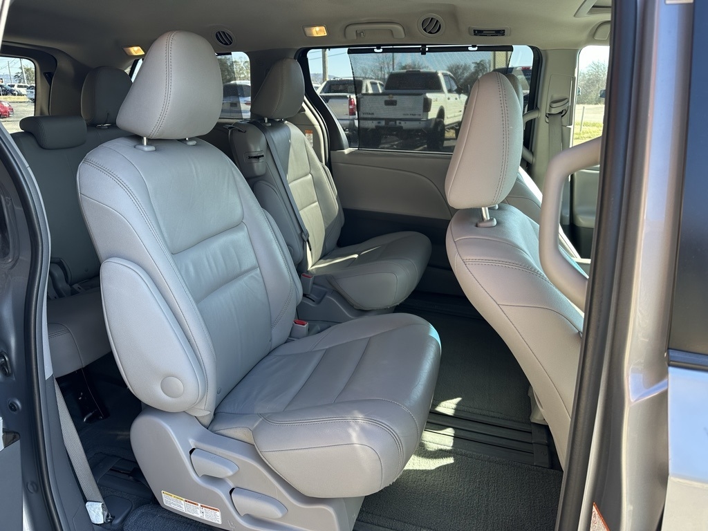 Toyota Sienna XLE Auto Access Seat FWD 7-Passenger (Natl) 2017