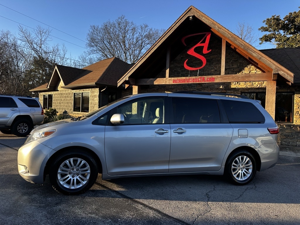 Toyota Sienna XLE Auto Access Seat FWD 7-Passenger (Natl) 2017