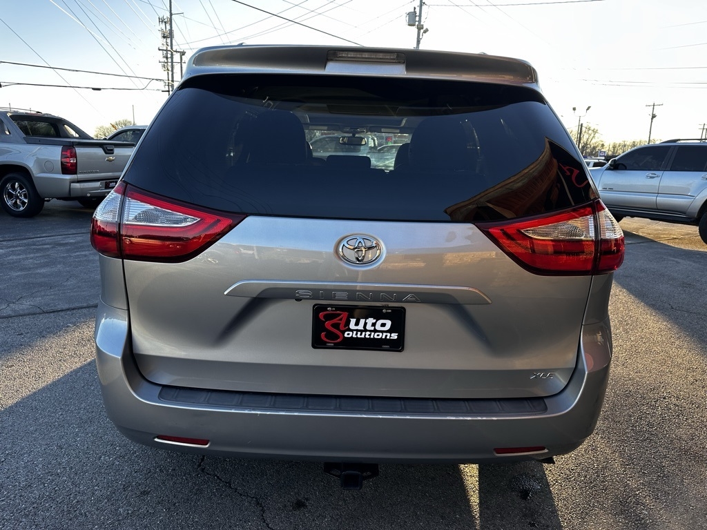 Toyota Sienna XLE Auto Access Seat FWD 7-Passenger (Natl) 2017