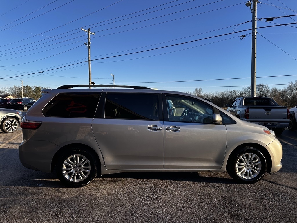 Toyota Sienna XLE Auto Access Seat FWD 7-Passenger (Natl) 2017