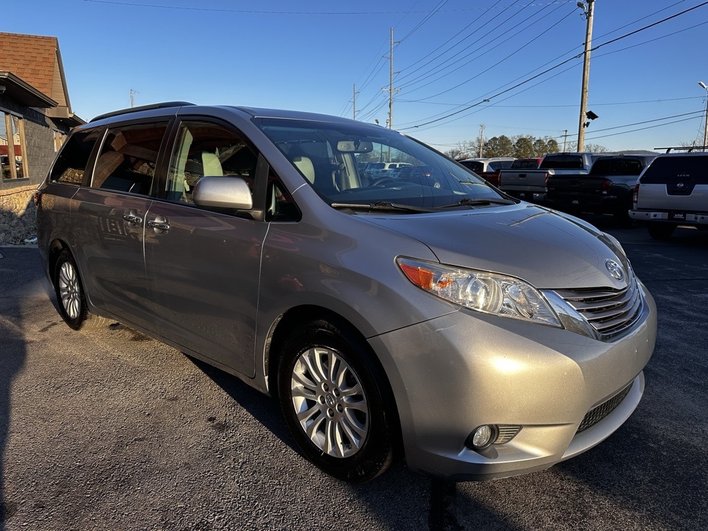 Toyota Sienna XLE Auto Access Seat FWD 7-Passenger (Natl) 2017