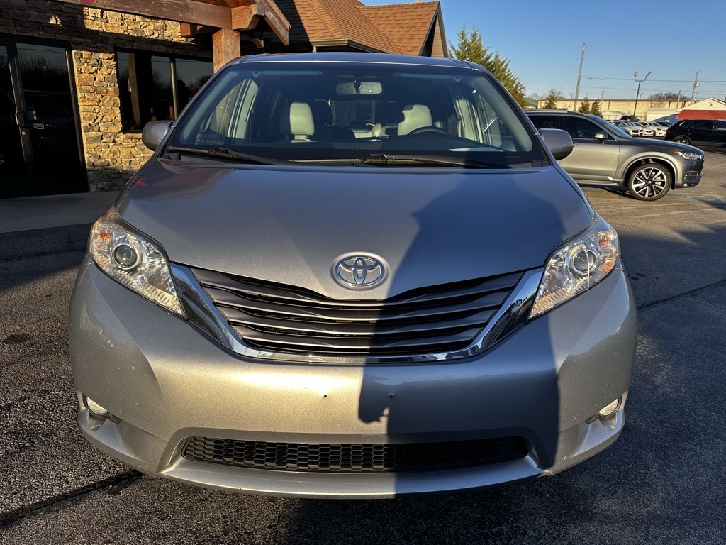 Toyota Sienna XLE Auto Access Seat FWD 7-Passenger (Natl) 2017