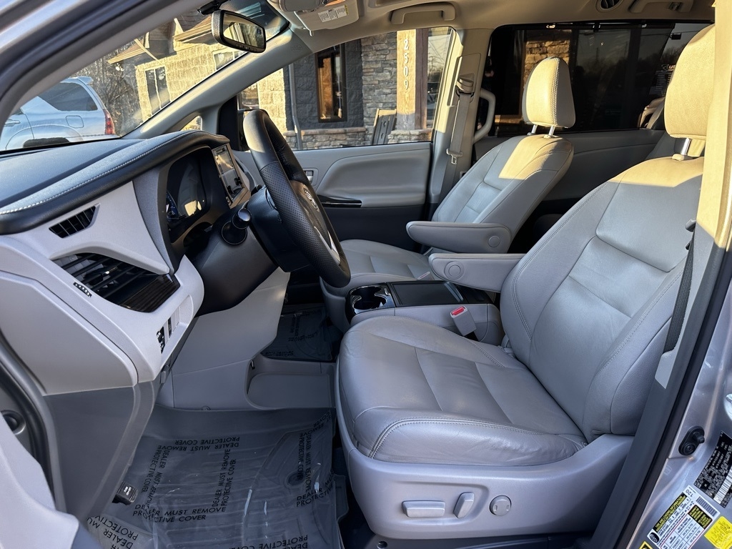 Toyota Sienna XLE Auto Access Seat FWD 7-Passenger (Natl) 2017