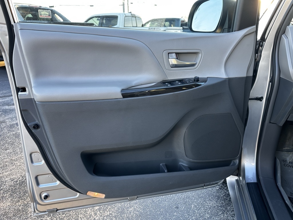 Toyota Sienna XLE Auto Access Seat FWD 7-Passenger (Natl) 2017