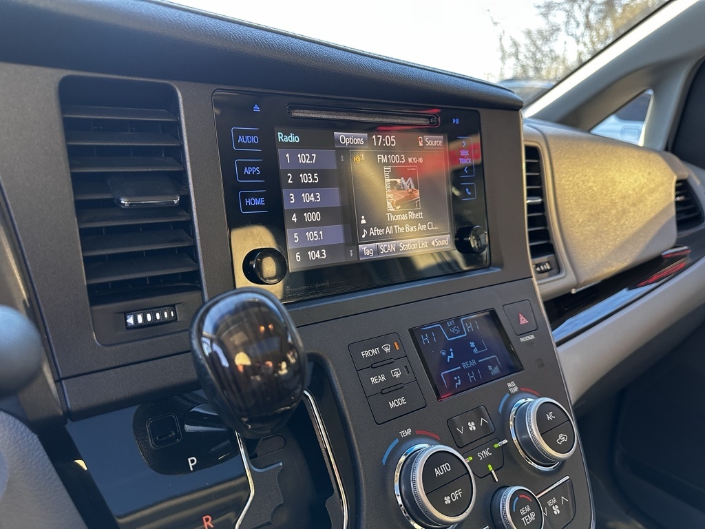 Toyota Sienna XLE Auto Access Seat FWD 7-Passenger (Natl) 2017