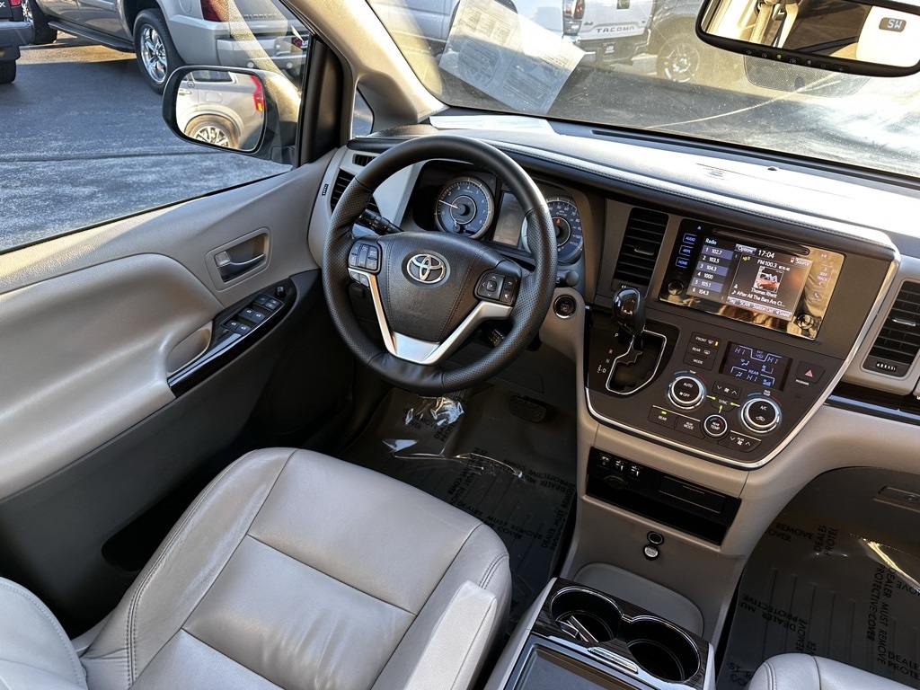 Toyota Sienna XLE Auto Access Seat FWD 7-Passenger (Natl) 2017