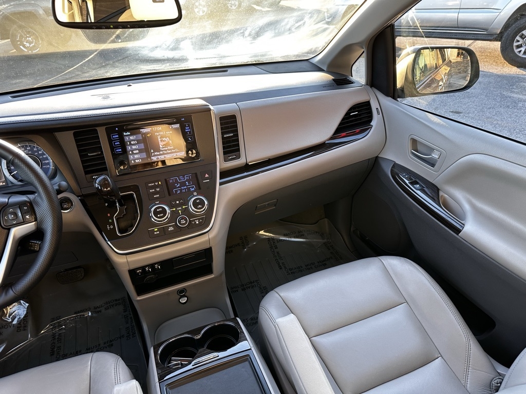Toyota Sienna XLE Auto Access Seat FWD 7-Passenger (Natl) 2017