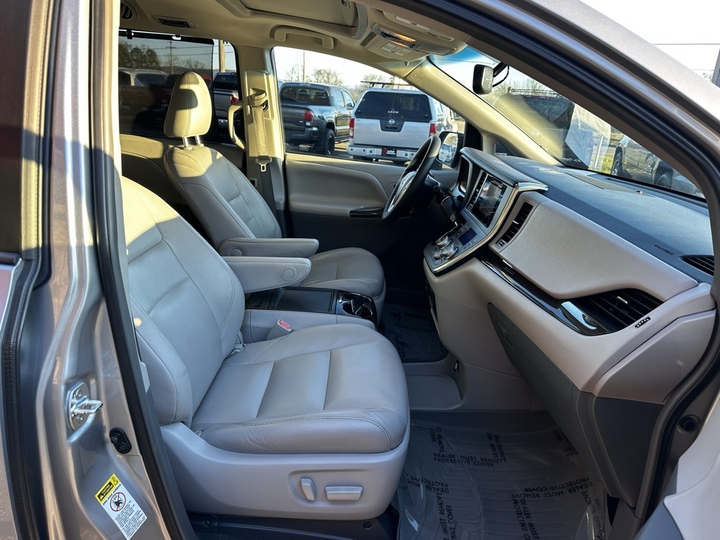 Toyota Sienna XLE Auto Access Seat FWD 7-Passenger (Natl) 2017