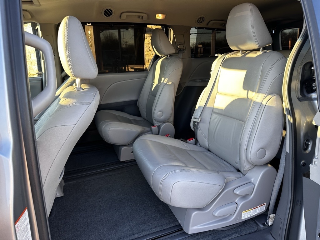 Toyota Sienna XLE Auto Access Seat FWD 7-Passenger (Natl) 2017
