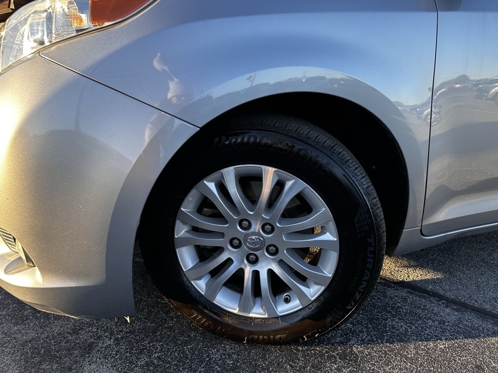 Toyota Sienna XLE Auto Access Seat FWD 7-Passenger (Natl) 2017