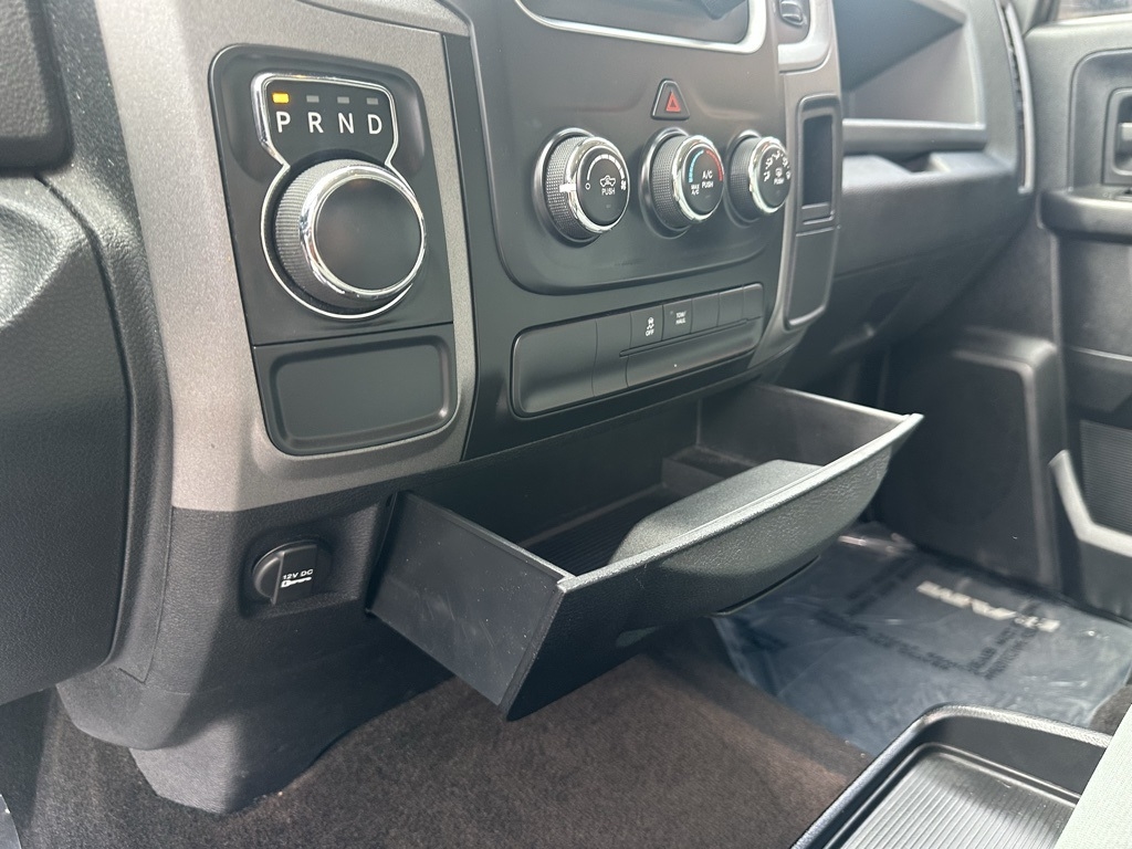 RAM 1500 2WD Crew Cab 140.5" Express 2015