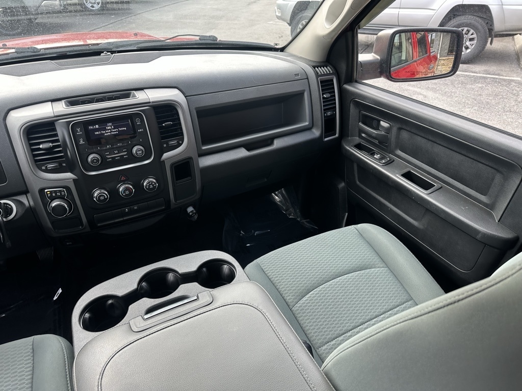 RAM 1500 2WD Crew Cab 140.5" Express 2015