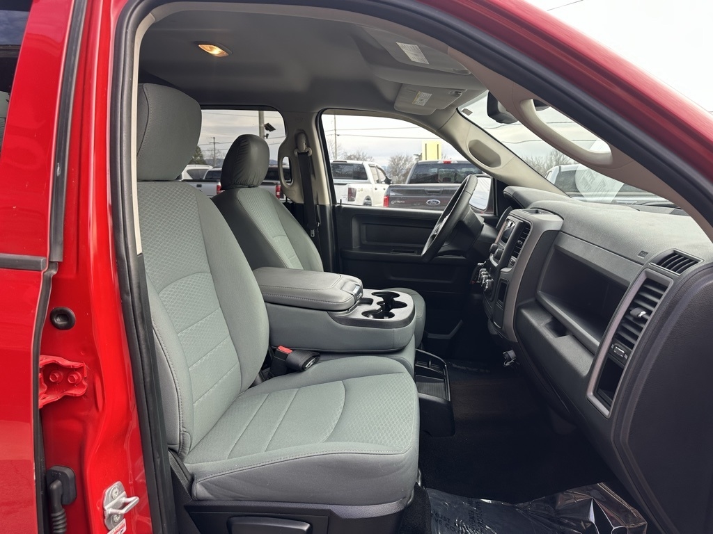 RAM 1500 2WD Crew Cab 140.5" Express 2015