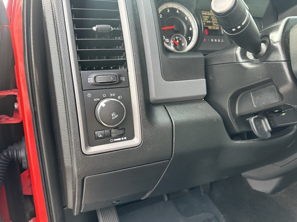 RAM 1500 2WD Crew Cab 140.5" Express 2015