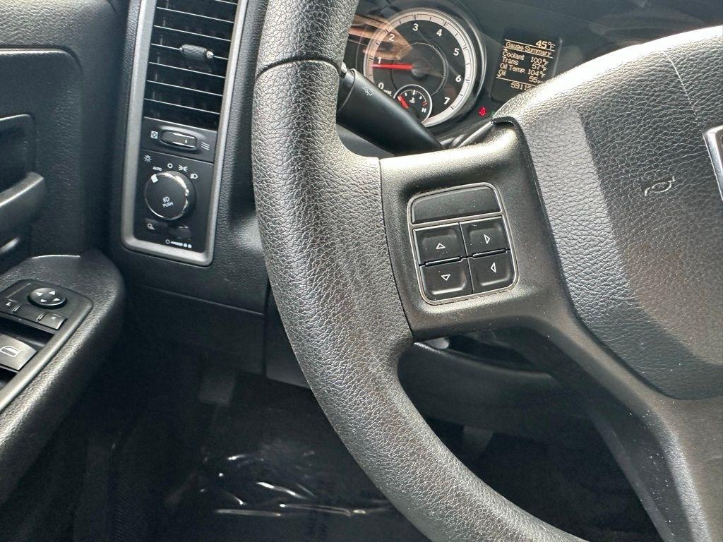 RAM 1500 2WD Crew Cab 140.5" Express 2015