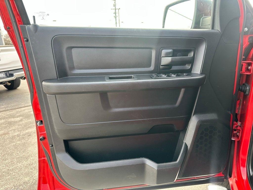 RAM 1500 2WD Crew Cab 140.5" Express 2015