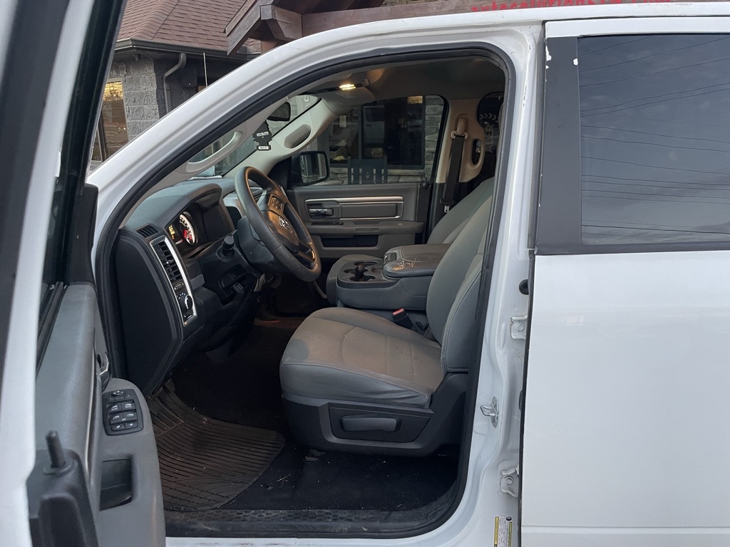 RAM 1500 2WD Quad Cab 140.5" SLT 2016