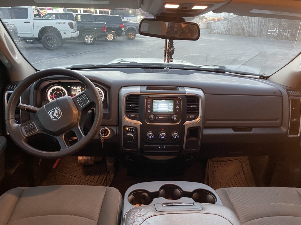 RAM 1500 2WD Quad Cab 140.5" SLT 2016