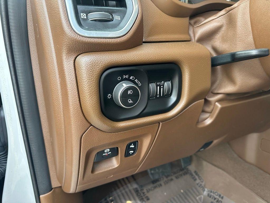 RAM 1500 Laramie 4x2 Crew Cab 5'7" Box 2019