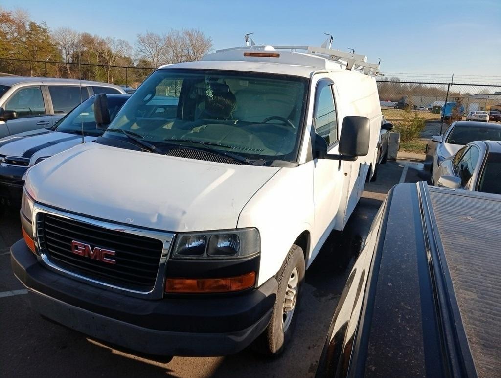 GMC Savana Commercial Cutaway 3500 Van 139" 2016
