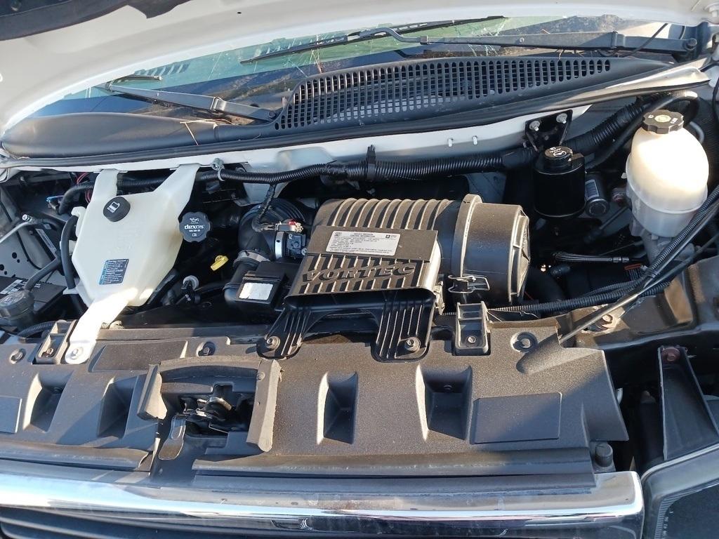 GMC Savana Commercial Cutaway 3500 Van 139" 2016