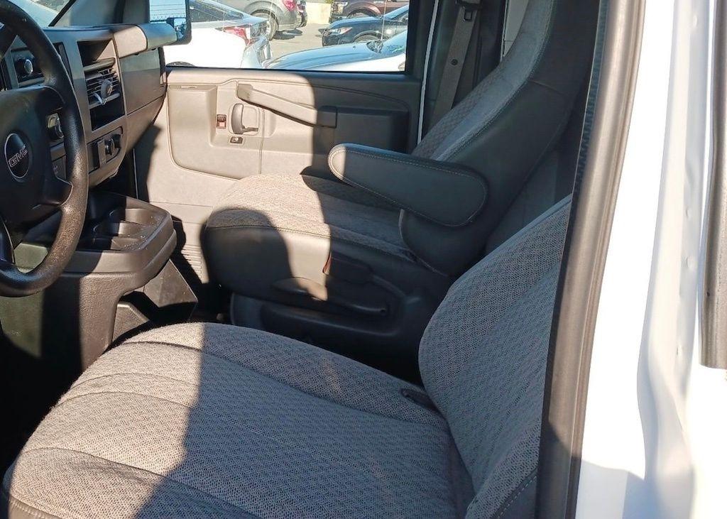 GMC Savana Commercial Cutaway 3500 Van 139" 2016