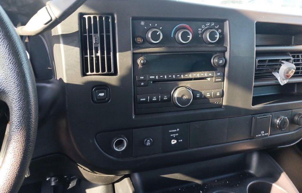 GMC Savana Commercial Cutaway 3500 Van 139" 2016