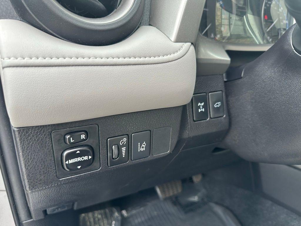 Toyota RAV4 XLE AWD (Natl) 2017