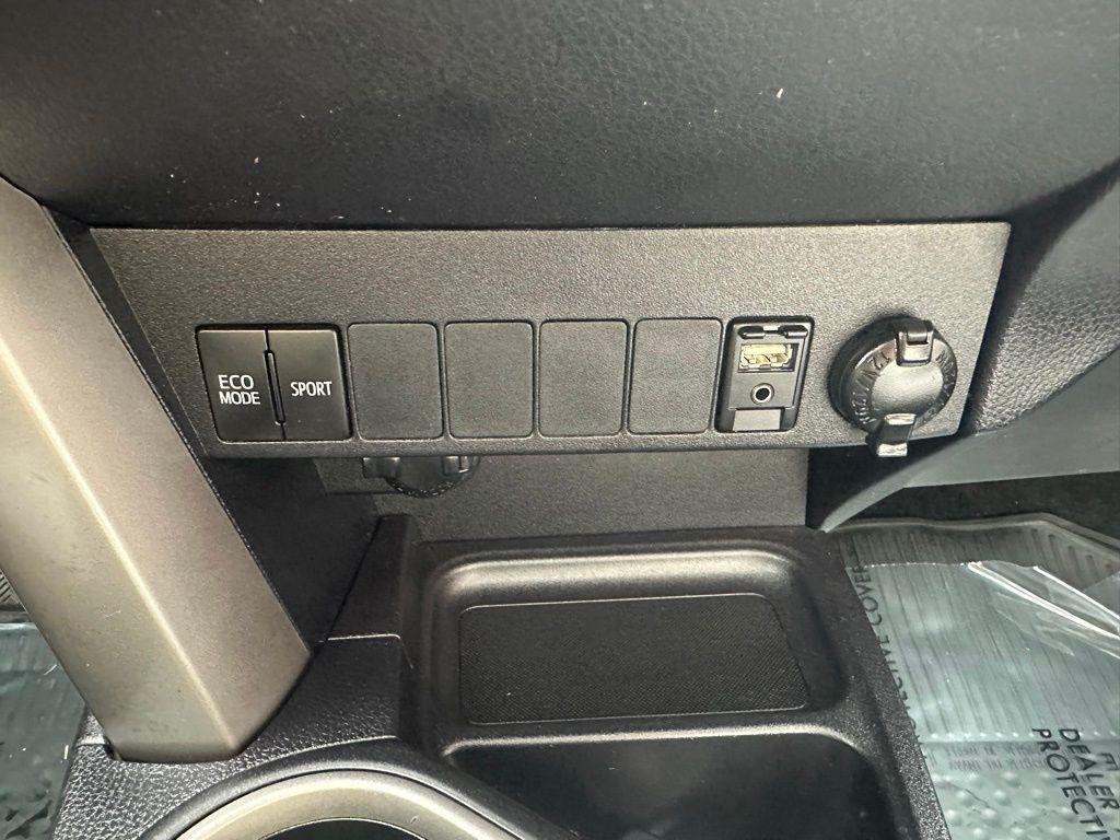 Toyota RAV4 XLE AWD (Natl) 2017