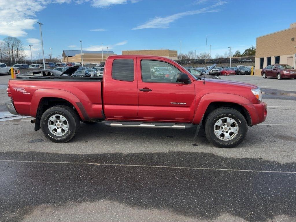 Toyota Tacoma 2WD Access V6 AT PreRunner (Natl) 2011