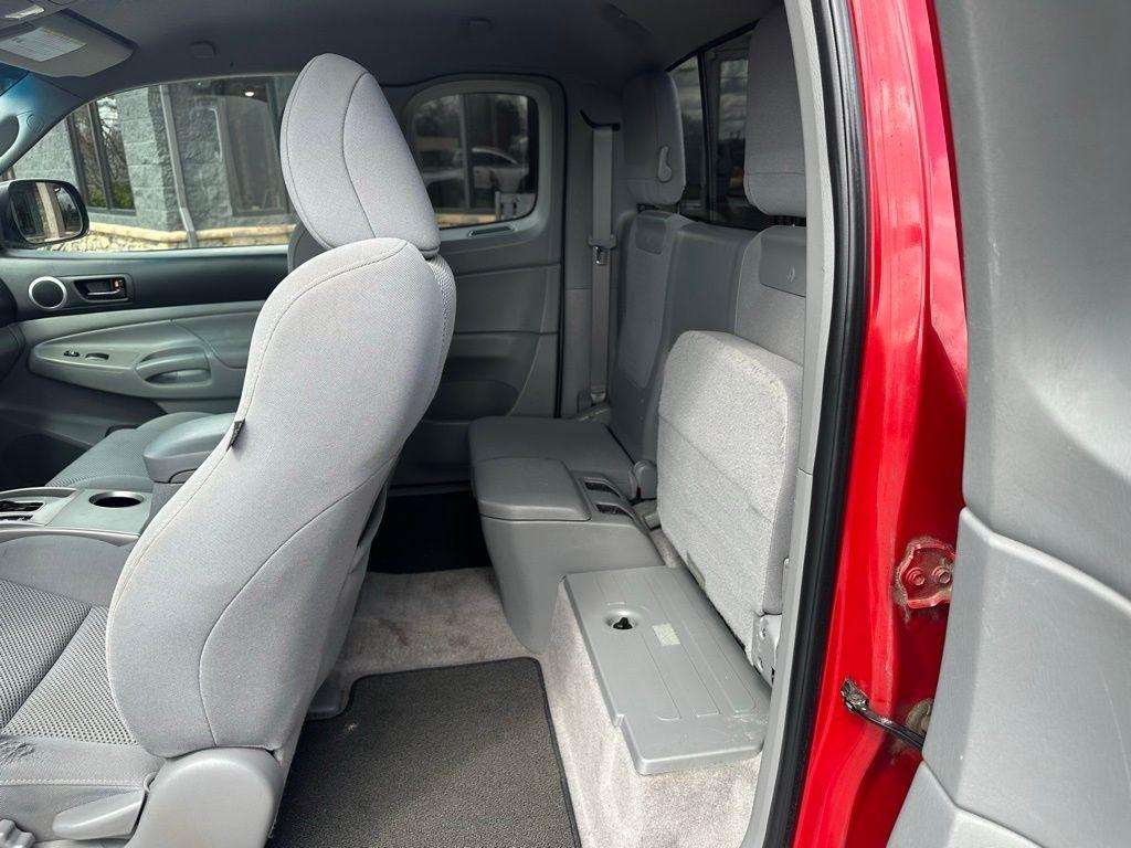 Toyota Tacoma 2WD Access V6 AT PreRunner (Natl) 2011