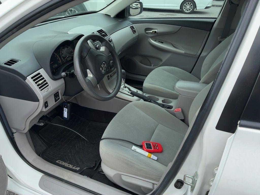 Toyota Corolla 4dr Sdn Auto LE (Natl) 2011