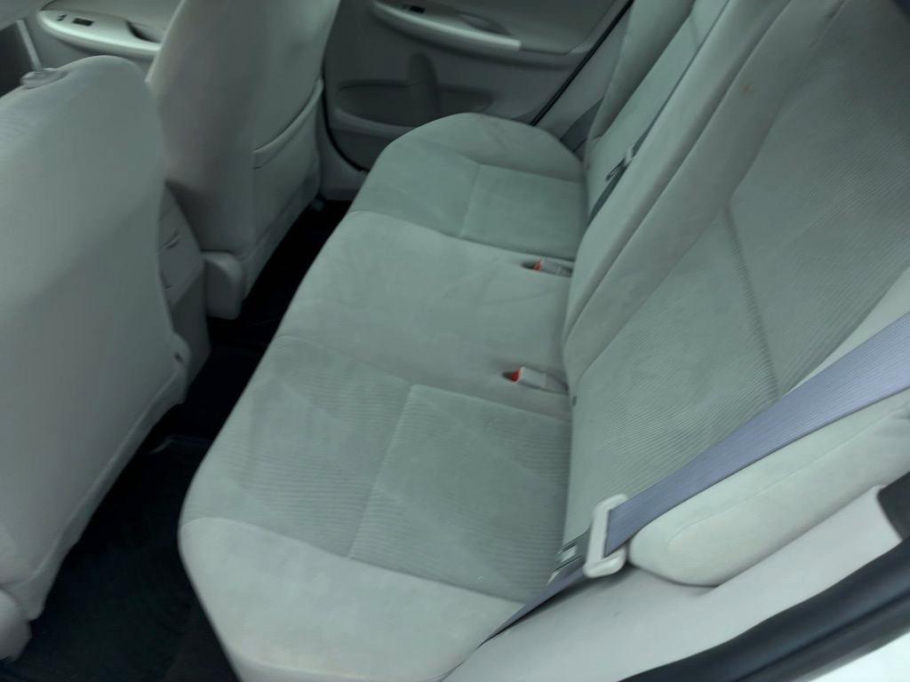 Toyota Corolla 4dr Sdn Auto LE (Natl) 2011