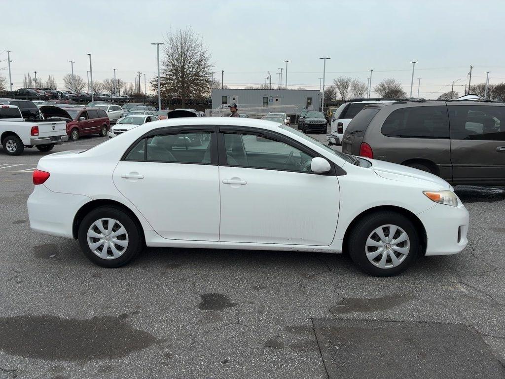 Toyota Corolla 4dr Sdn Auto LE (Natl) 2011