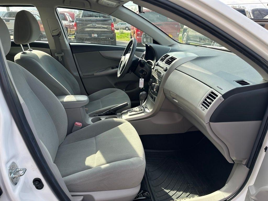 Toyota Corolla 4dr Sdn Auto LE (Natl) 2011