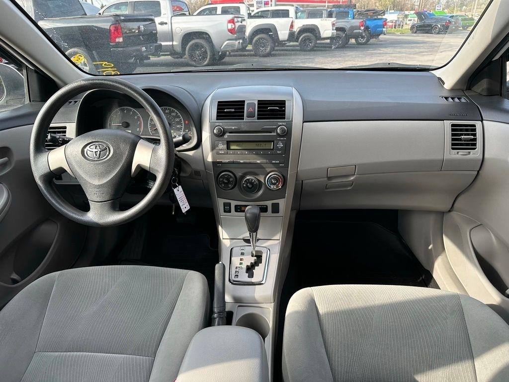 Toyota Corolla 4dr Sdn Auto LE (Natl) 2011