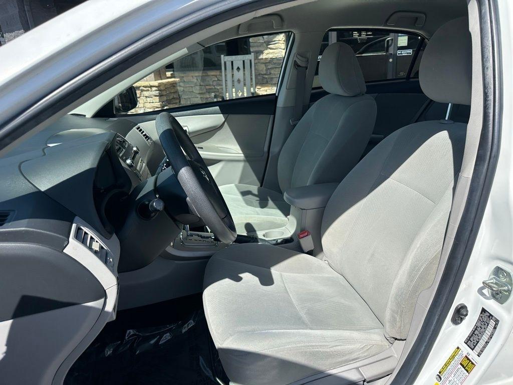 Toyota Corolla 4dr Sdn Auto LE (Natl) 2011