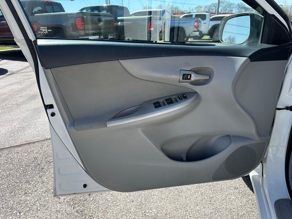 Toyota Corolla 4dr Sdn Auto LE (Natl) 2011