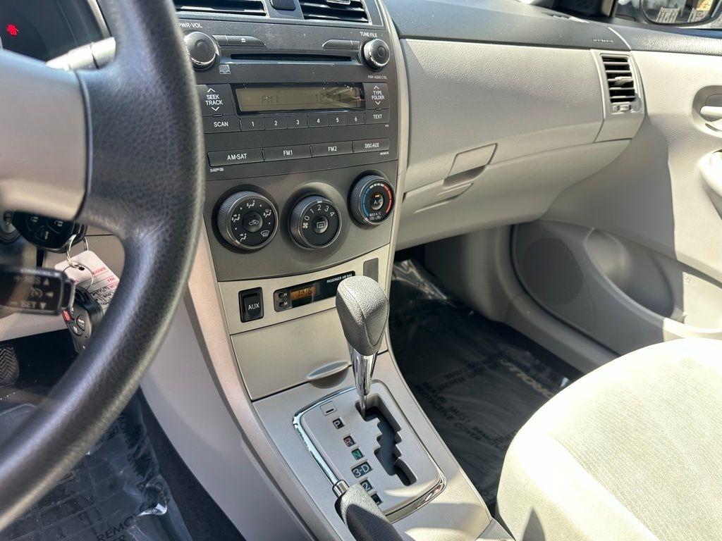 Toyota Corolla 4dr Sdn Auto LE (Natl) 2011