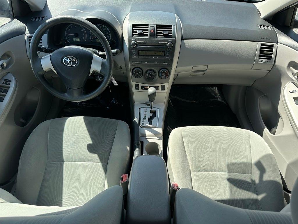 Toyota Corolla 4dr Sdn Auto LE (Natl) 2011