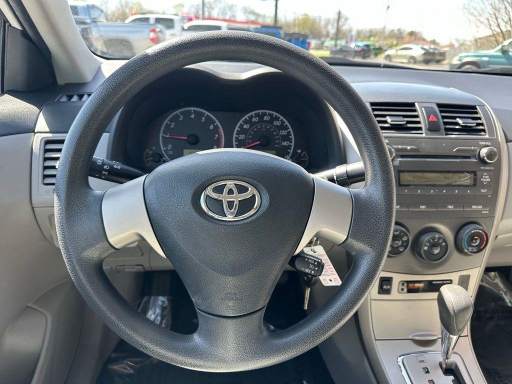 Toyota Corolla 4dr Sdn Auto LE (Natl) 2011