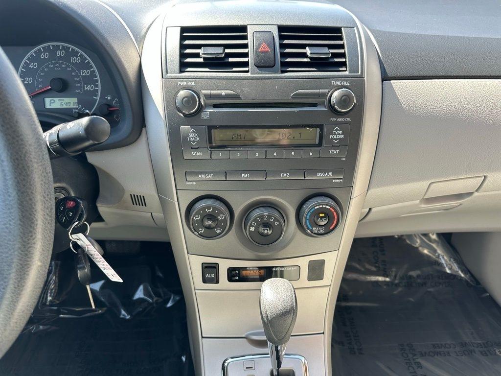 Toyota Corolla 4dr Sdn Auto LE (Natl) 2011